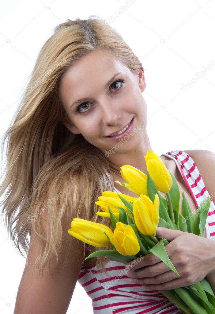 Sarı çiçekler bahar Lale buketi beyaz zemin üzerine izole gülen ile sarışın genç kadın — Fotoğraf sahibi dml5050 - depositphotos_12196335-Blonde-woman-with-flowers-yellow-spring-tulips