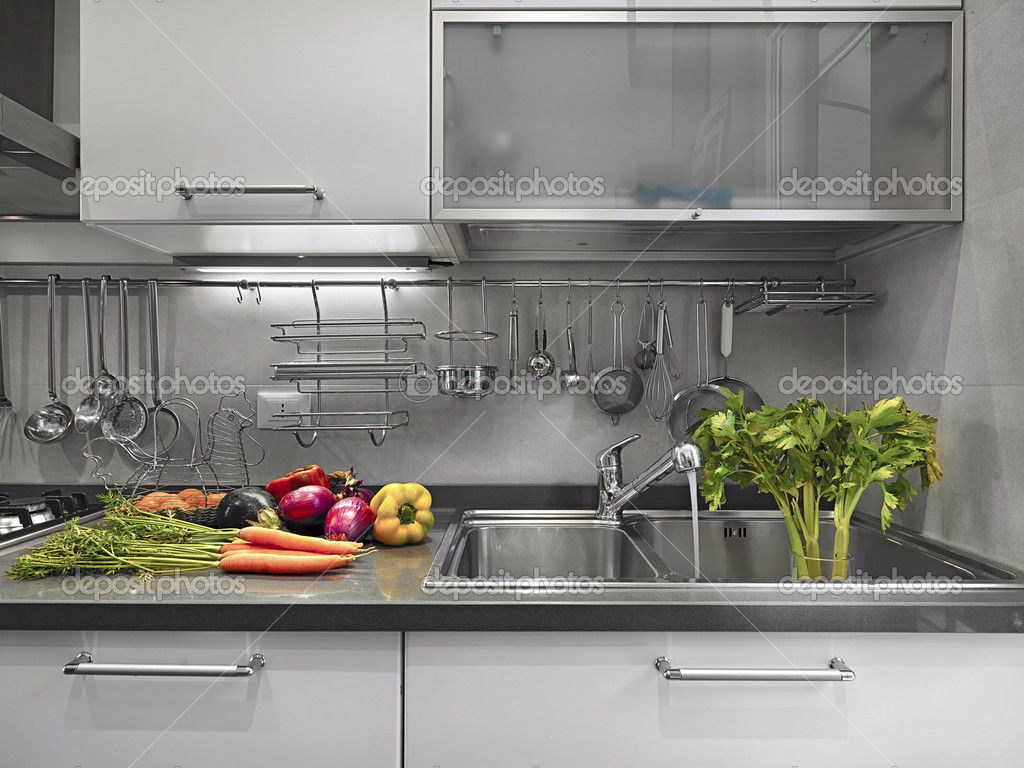 Detail van wastafel in de moderne keuken met groenten — stockfoto ... Aanrecht keuken gele