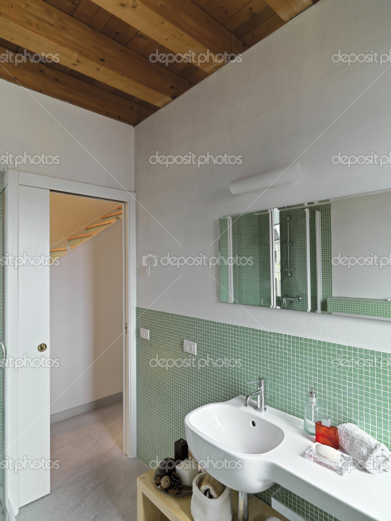 Modernt badrum pÃ¥ vinden — stockfotografi © aaphotograph #44117001