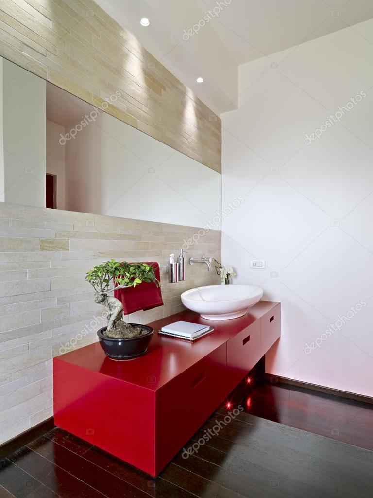 Modernt badrum med rött skÃ¥p — stockfotografi © aaphotograph #50517991