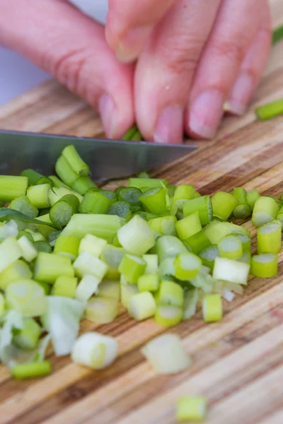 Slicing leeks or green onions