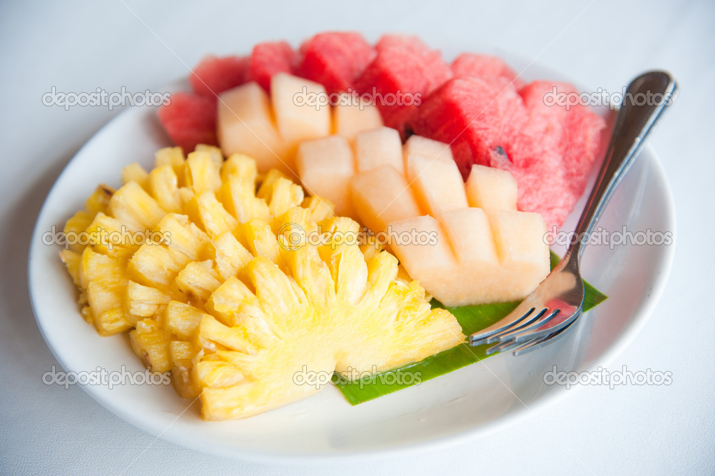 Un plato de frutas tropicales famosos piña, melón y sandía — Foto de