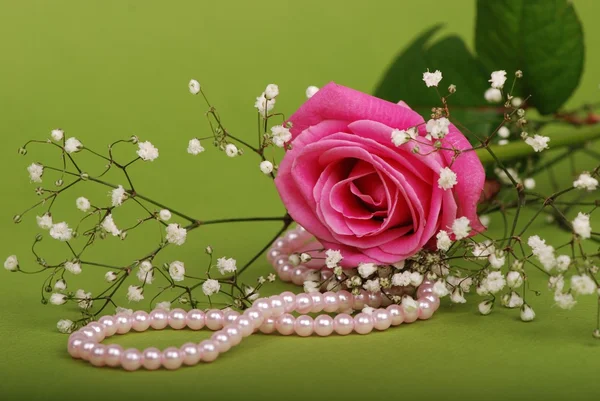 Pearl necklace with pink rose