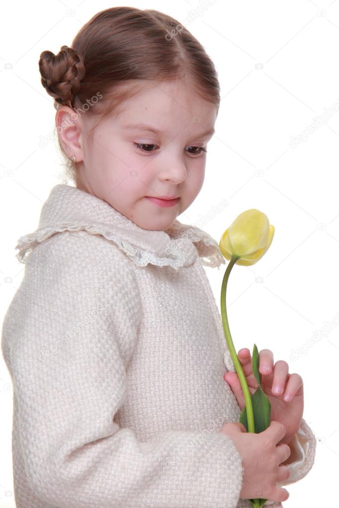 Retrato de estúdio de uma menina bonitinha em uma camada segurando uma tulipa amarela sobre um fundo branco — Fotos por Mari1Photo - depositphotos_24696501-Studio-portrait-of-a-little-girl-with-a-yellow-tulip