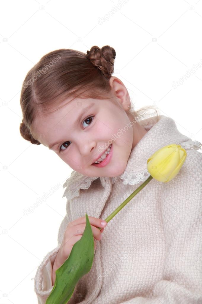 Retrato de estúdio de uma menina bonitinha em uma camada segurando uma tulipa amarela sobre um fundo branco — Fotos por Mari1Photo - depositphotos_24696585-Studio-portrait-of-a-little-girl-with-a-yellow-tulip