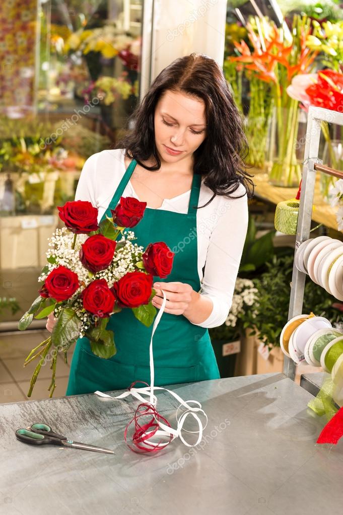 Woman florist working flowers roses market making — Stock Photo