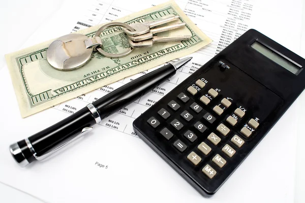 笔、 房子的钥匙、 计算器和银行贷款利率 - 图