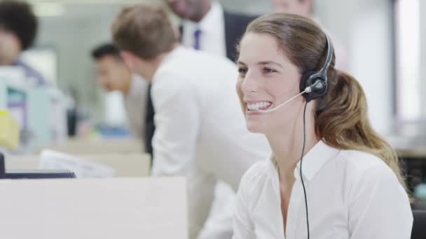 性格开朗的年轻客户服务运营商,在一个繁忙的