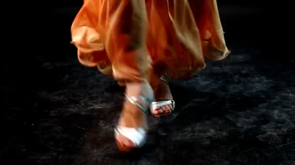 在阿拉伯文服装跳舞的女人 - 图库视频影像 Wi