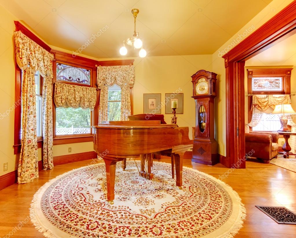 Lyx gamla amerikanska hus vardagsrum med piano och guld färger ...
