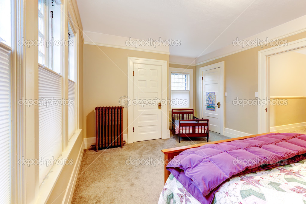 Luce accogliente piccola camera da letto — foto stock © iriana88w ...