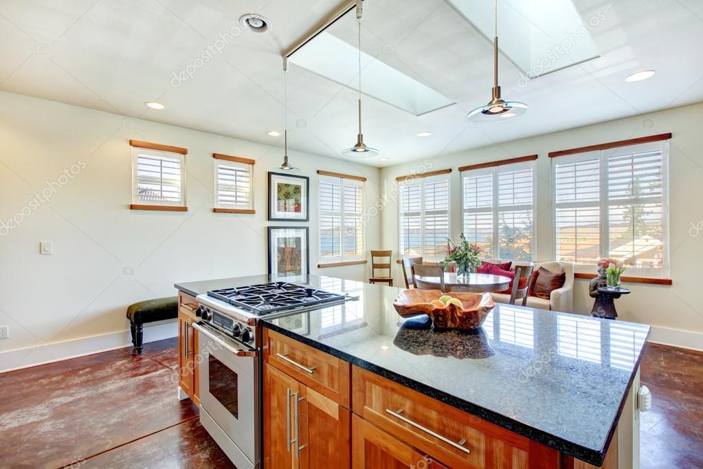 Tonos claros hermosos comedor en una sala de cocina moderna — foto ... Sala con cocina y comedor