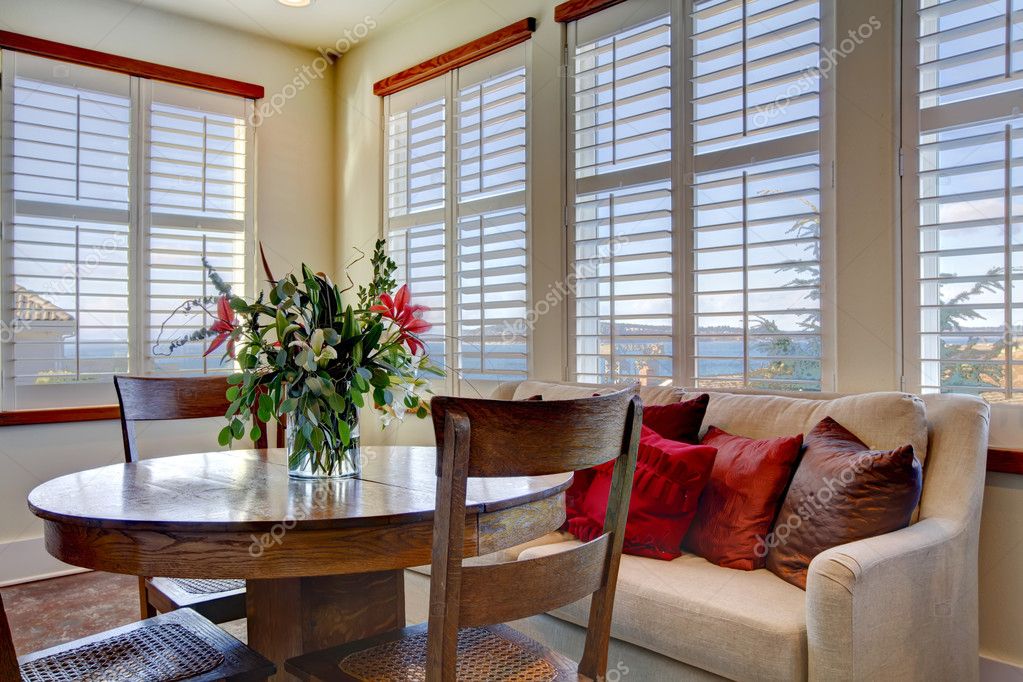 Colores suaves hermosos comedor con mesa de madera rústica — foto ... Mesas de comedor color crema