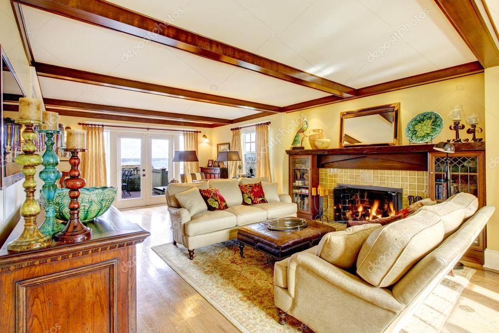 Impresionante salón con vigas en el techo y chimenea — fotos de ... Imagenes de living comedor rusticos