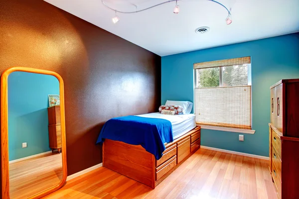 Contrast colors small bedroom