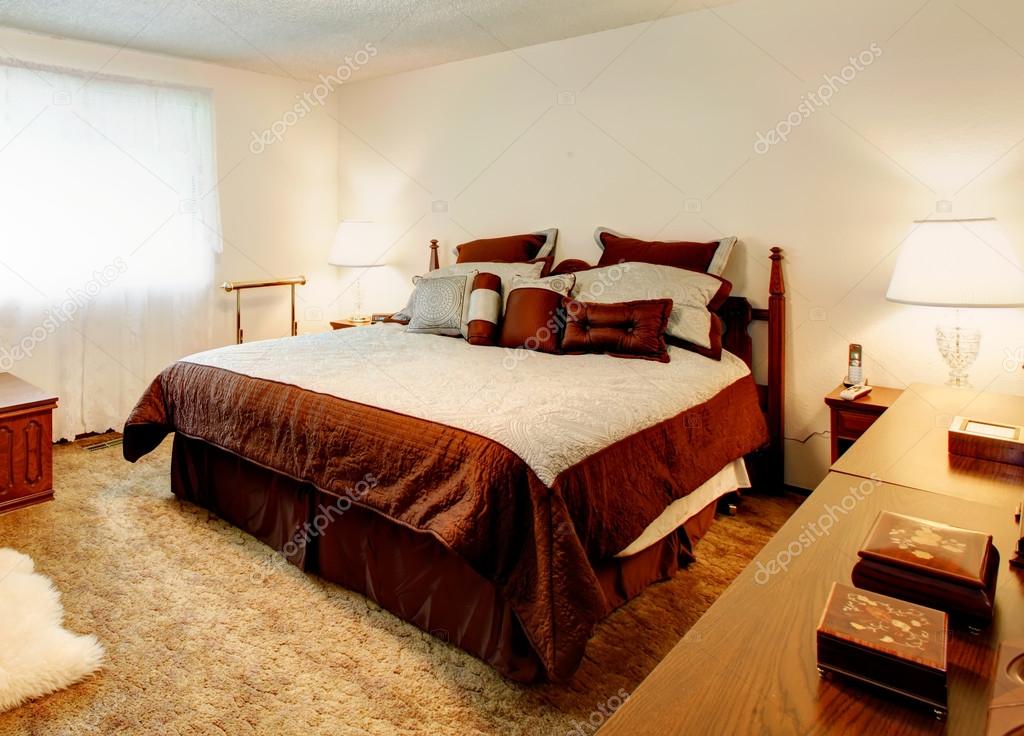 Bianco accogliente camera da letto con tv — foto stock © iriana88w ...