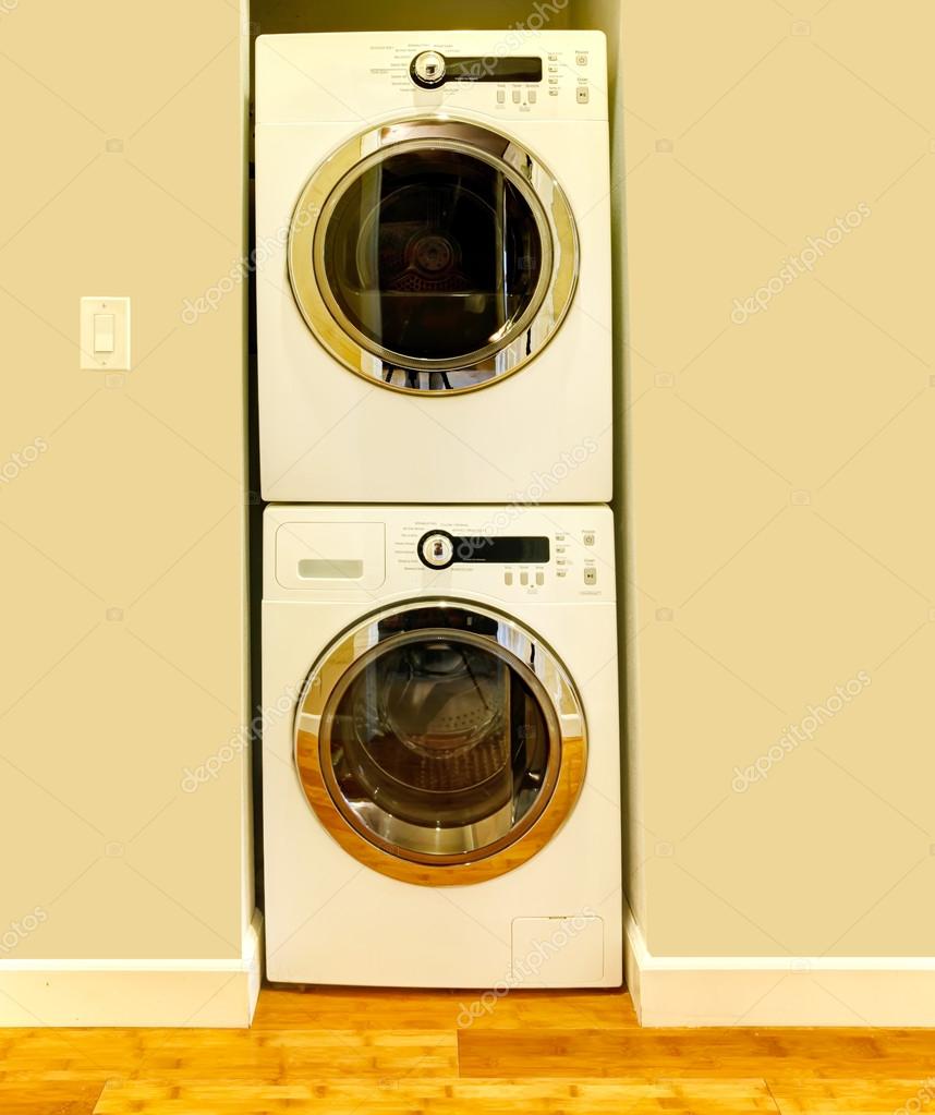 Nisch för tvättmaskin och torktumlare — stockfotografi © iriana88w ...