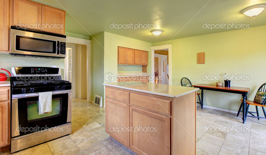 Menta cocina comedor con muebles marrón luz — foto de stock ... Sala con cocina y comedor