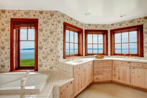 Amazing floral bathroom with french windows