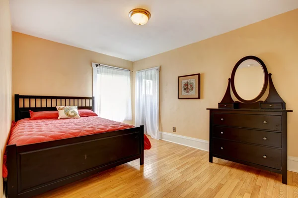 Bella camera da letto con mobili marrone scuro — foto stock ...