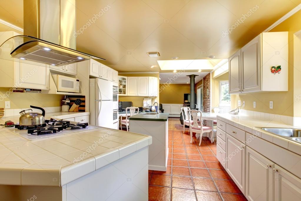 Gezellige keuken kamer met wit kasten en tegelvloer — stockfoto ...