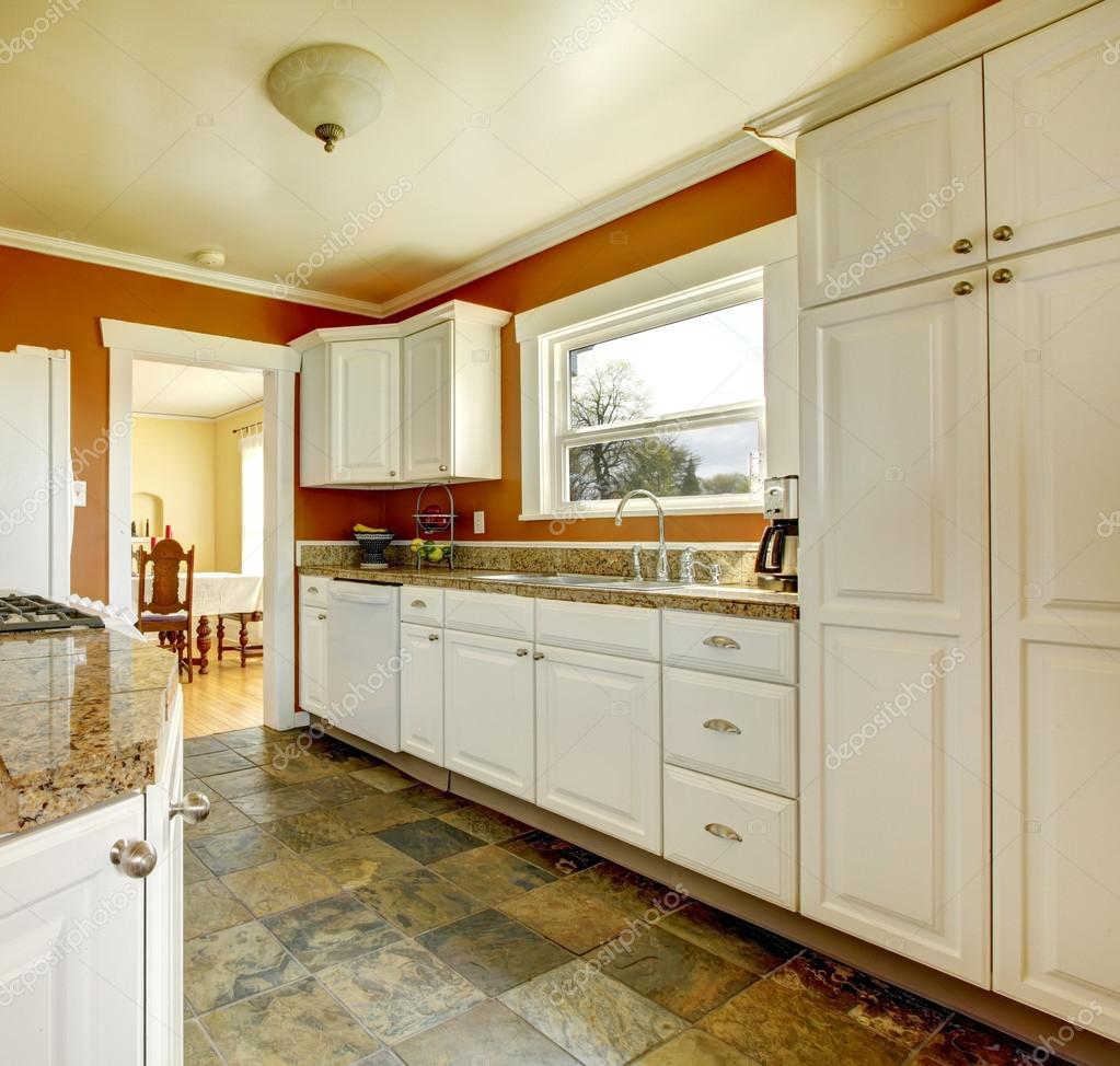 Camera arancio cucina con armadi bianchi — foto stock © iriana88w ...
