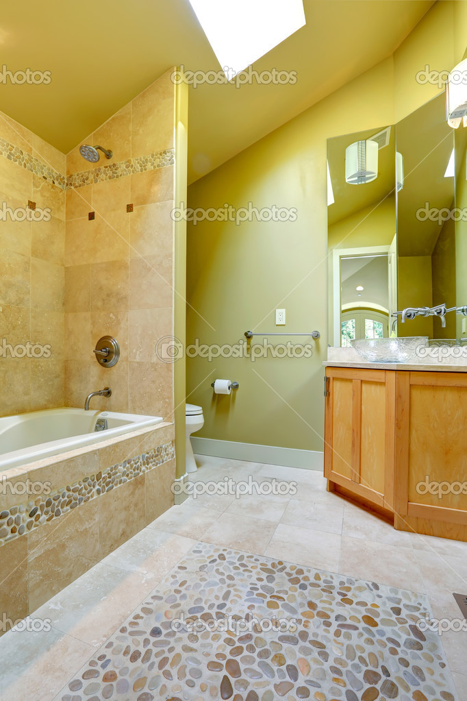 Moldura de cuarto de baño con azulejos y piedra — fotos de stock ...