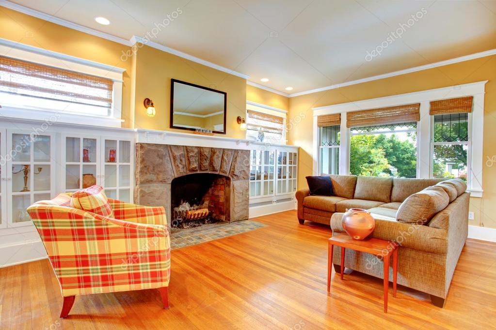 Huis interior.yellow woonkamer met open haard — stockfoto ... Interiors kastenwand woonkamer