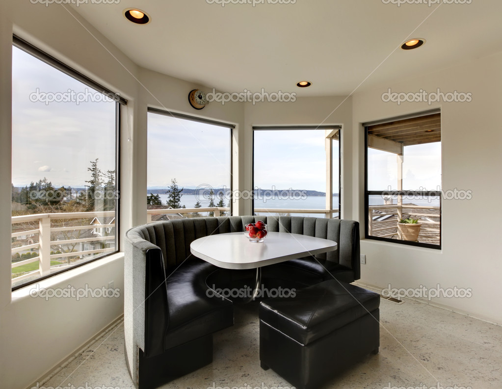 Moderne essecke mit fensteransicht stockfoto 47238863