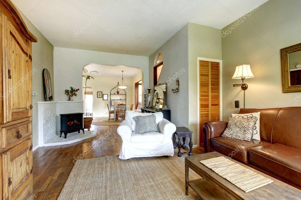 Sala de estar en casa con muebles antiguos — foto de stock ... Fotos de muebles de sala antiguos