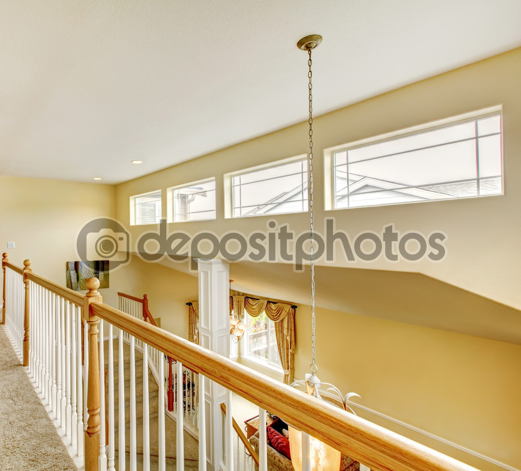 Hus inteior med inomhus balkong — stockfotografi © iriana88w #47856351