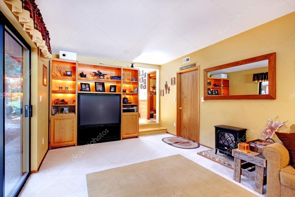 Interno di soggiorno con tv e sciopero mazzo — foto stock ...