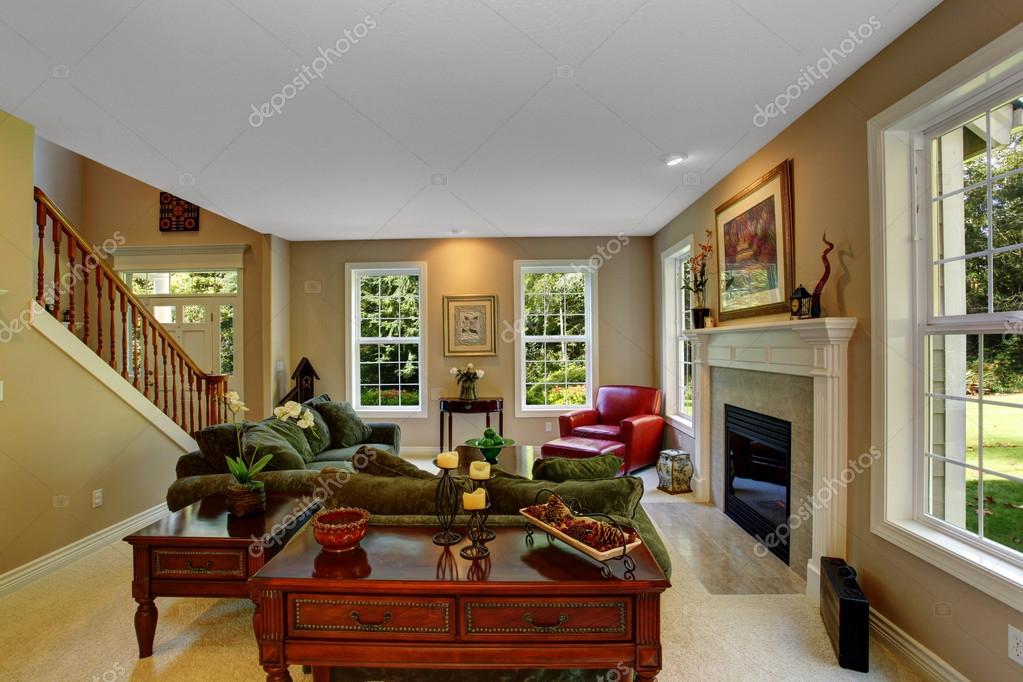 Interieur van de gezellige woonkamer met open haard — stockfoto ... Open woonkamer haard