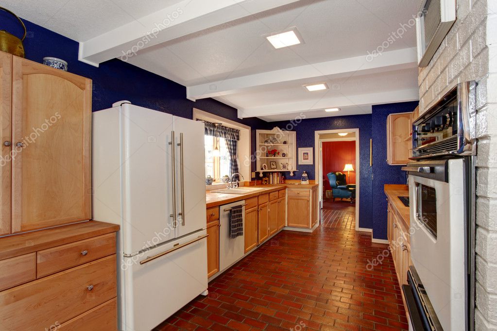 Contraste colores cocina comedor con piso de ladrillo — foto de ... Sala con cocina y comedor