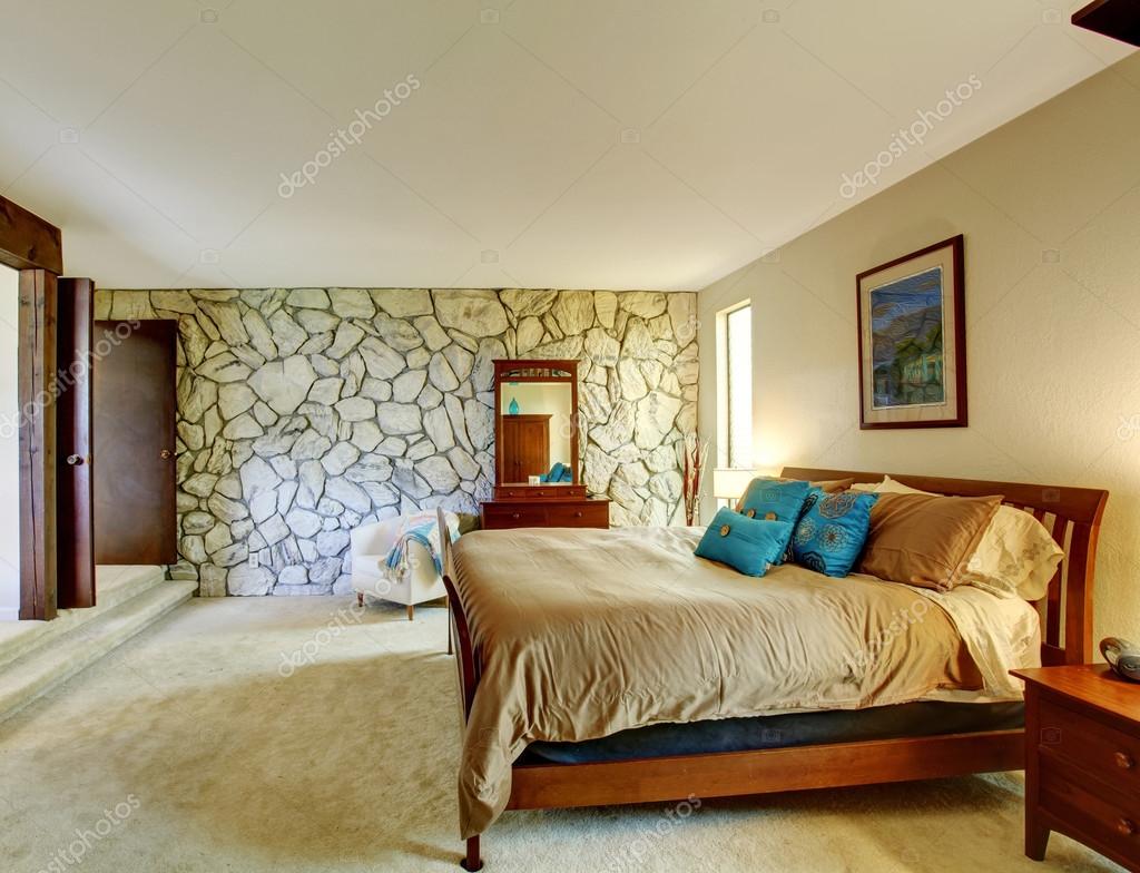 Mooie slaapkamer interieur met rotswand — stockfoto © iriana88w ... Slaapkamer set houten