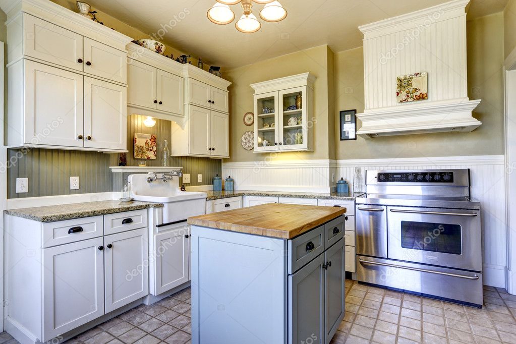 Keuken interieur in oud huis met eiland — stockfoto © iriana88w ...