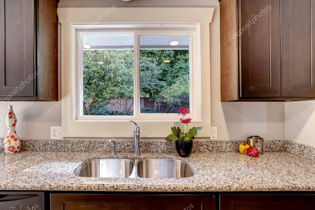 Gabinete de cocina con fregadero y ventana vista — foto de stock ...