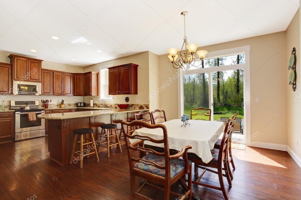 Sala amplia cocina con comedor terraza área y huelga — foto de ...