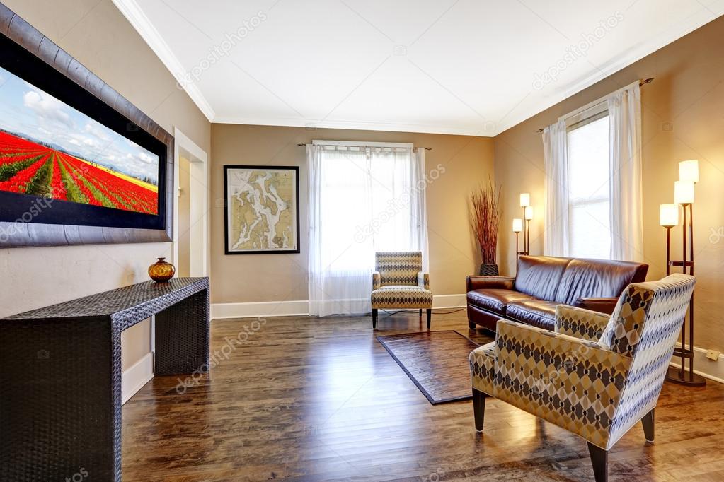 Woonkamer interieur met lederen bank en twee stoelen — stockfoto ... Banken woonkamer interieur
