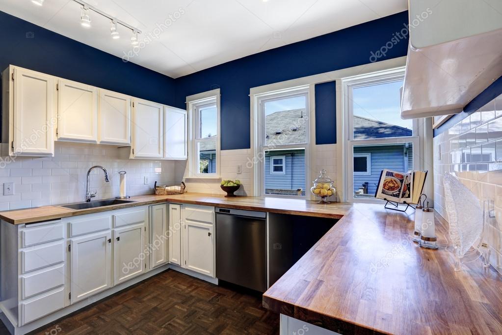 Keuken interieur in heldere marine en witte kleuren — stockfoto ...