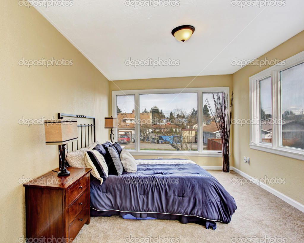 Soft ivoor slaapkamer met bed in paars — stockfoto © iriana88w ... Slaapkamers ontwerp lichte
