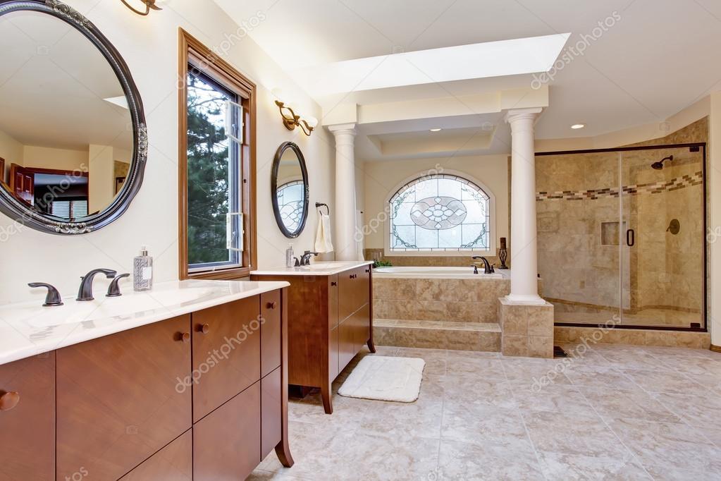 Interno bagno di lusso con colonne — foto stock © iriana88w #50725181