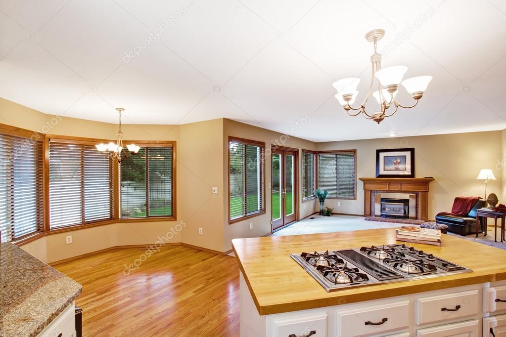 Leeg huis interieur. woonkamer met keukenhoek — stockfoto ...