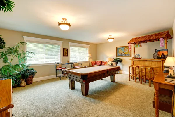 Entertainment room in hawaian style with pool table