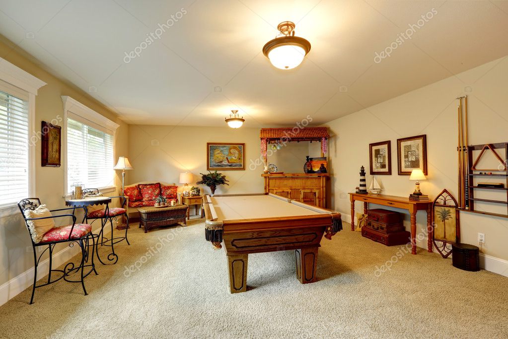 Sala de juegos con mesa de billar estilo hawaiana — fotos de stock ...