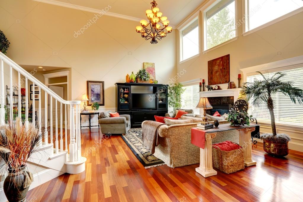 Salon intérieur avec haut plafond. meublé avec canapé confortable, noir meuble avec tv, orné de fausses arbres\u2014 Image de iriana88w