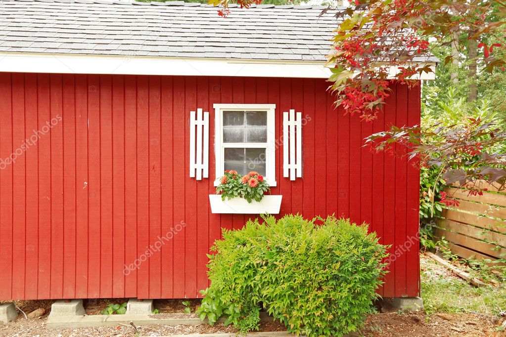 Mur de la maison rouge lumineux avec fenêtre blanche et fleurs\u2014 Image de iriana88w