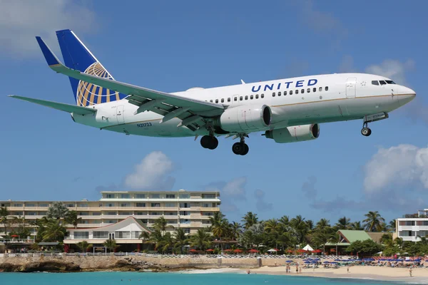 United Airlines Boeing 737-700 landing St. Martin