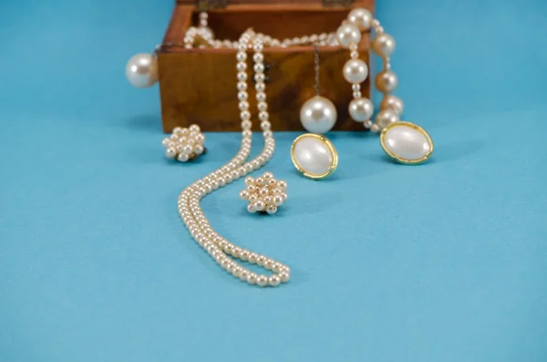Pearl jewelry necklace retro wooden box blue