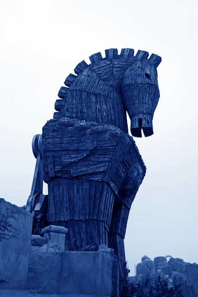 Trojan horses modelling in a park